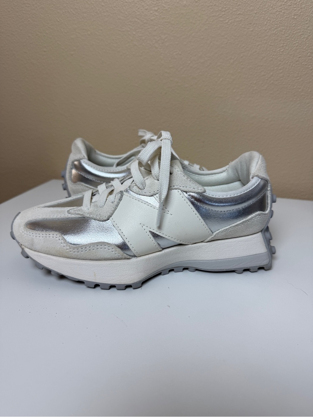 New Balance Women’s 327 Metallic Silver White Size 7